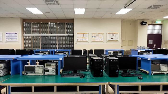 科一210電工實驗室圖片